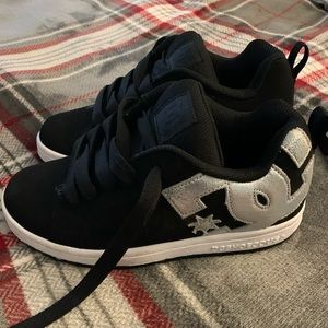 Size 5 DC Kids' Court Graffik Se Skate Shoe